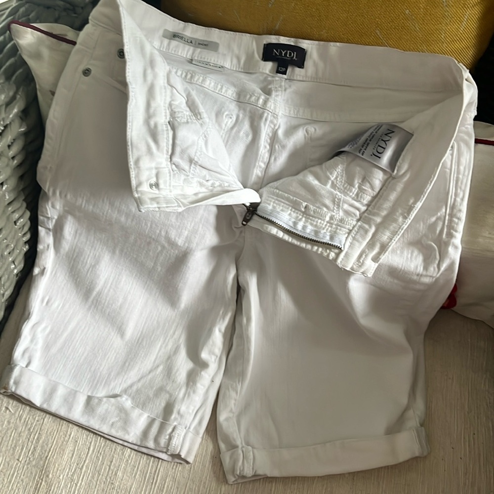 NYDJ  size 12 P Briella short white